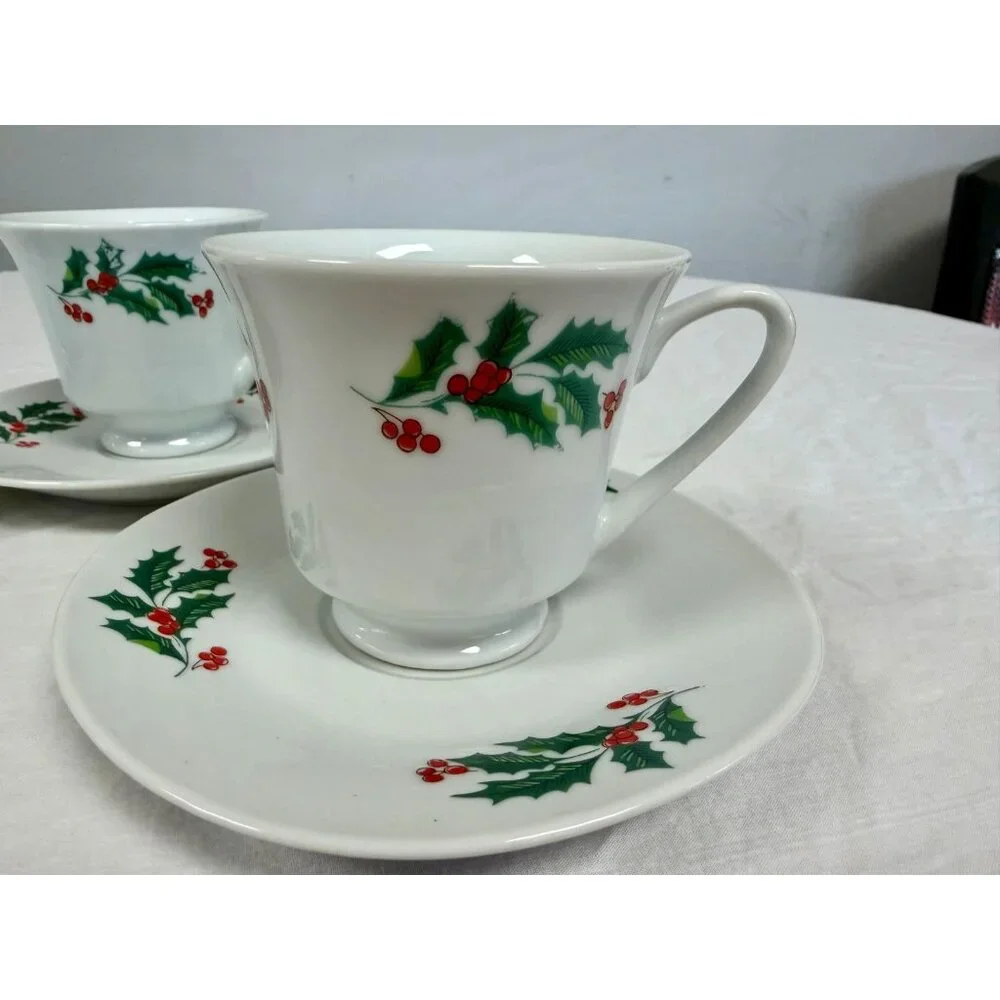 Alco Industries Holly & Berries Christmas teacup and saucer Vintage‎